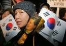 thumb for A South Korean takes part in a rally supporting stem-cell scientist Hwang Woo-suk in Seoul